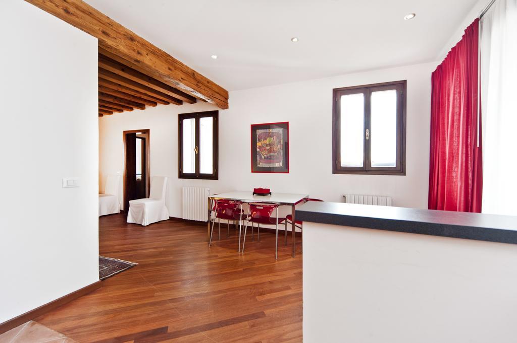Elegant Terrace Apartment Near Piazza San Marco Last Floor No Lift Venedig Rum bild
